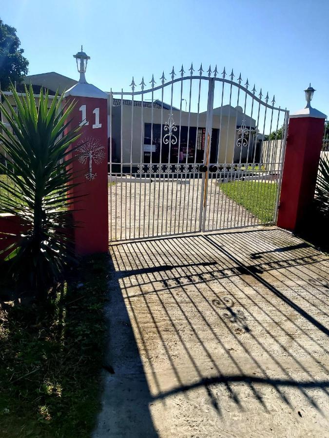 Red Pillars Hotel Port Elizabeth Exterior foto